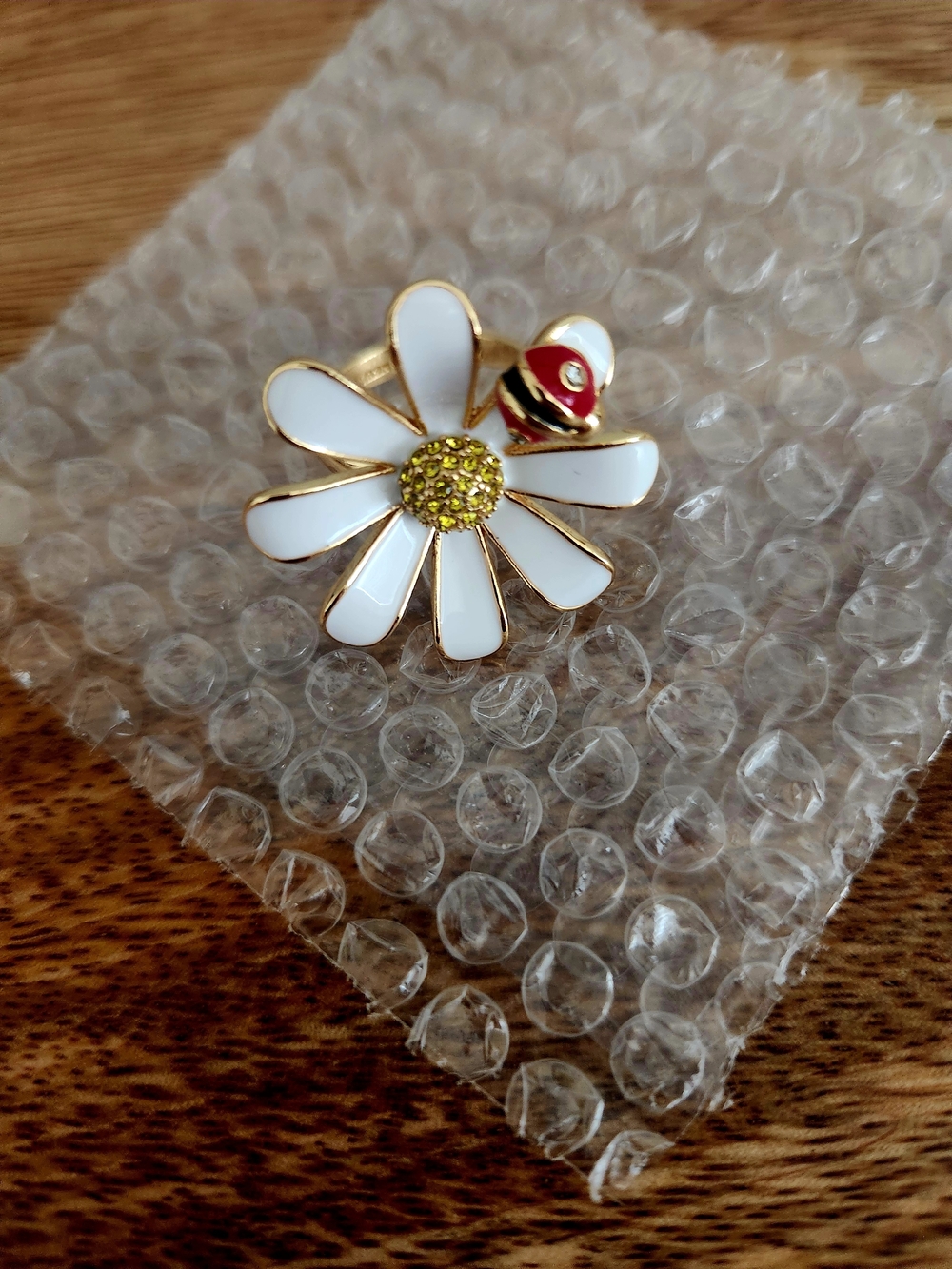 Kate Spade White Enamel Daisy with Red Ladybug Accent Ring Size 7 - Picture 5 of 5